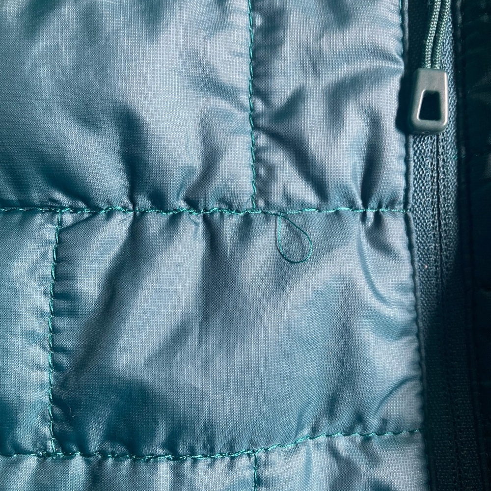 Beautiful teal green bluish color small Patagonia puffer jacket - Picture 2 of 5
